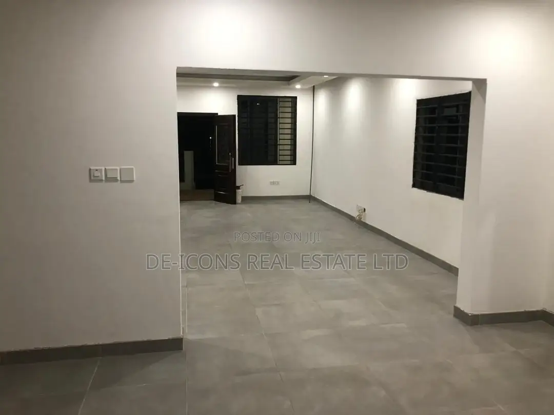 4bdrm Duplex in De-Icons Real Estate, Awutu Senya East Municipal
