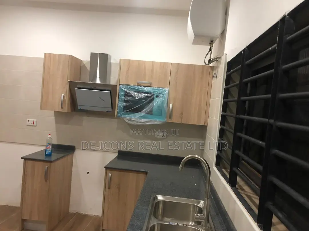 4bdrm Duplex in De-Icons Real Estate, Awutu Senya East Municipal