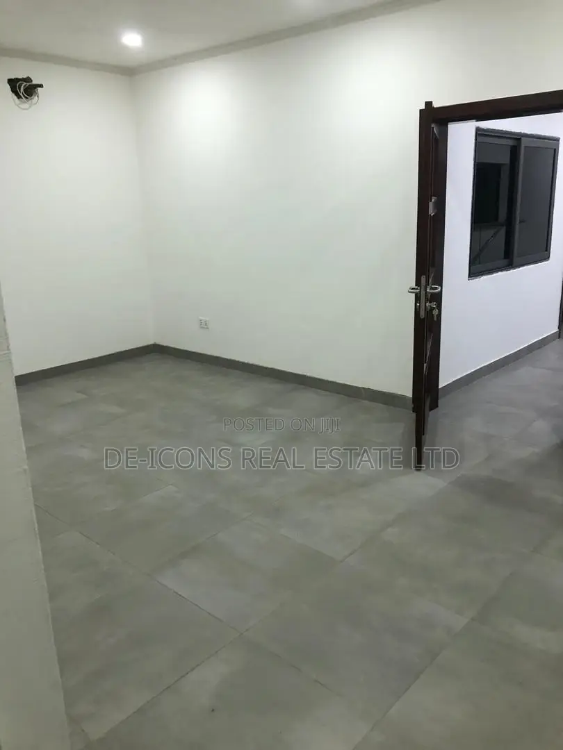 4bdrm Duplex in De-Icons Real Estate, Awutu Senya East Municipal