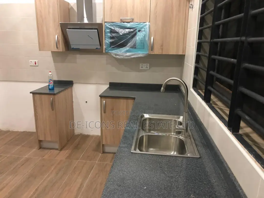 4bdrm Duplex in De-Icons Real Estate, Awutu Senya East Municipal