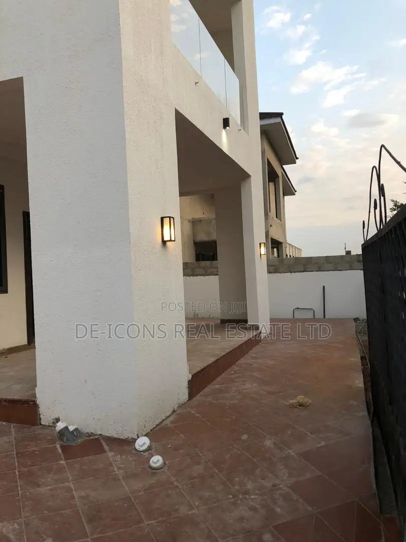 4bdrm Duplex in De-Icons Real Estate, Awutu Senya East Municipal