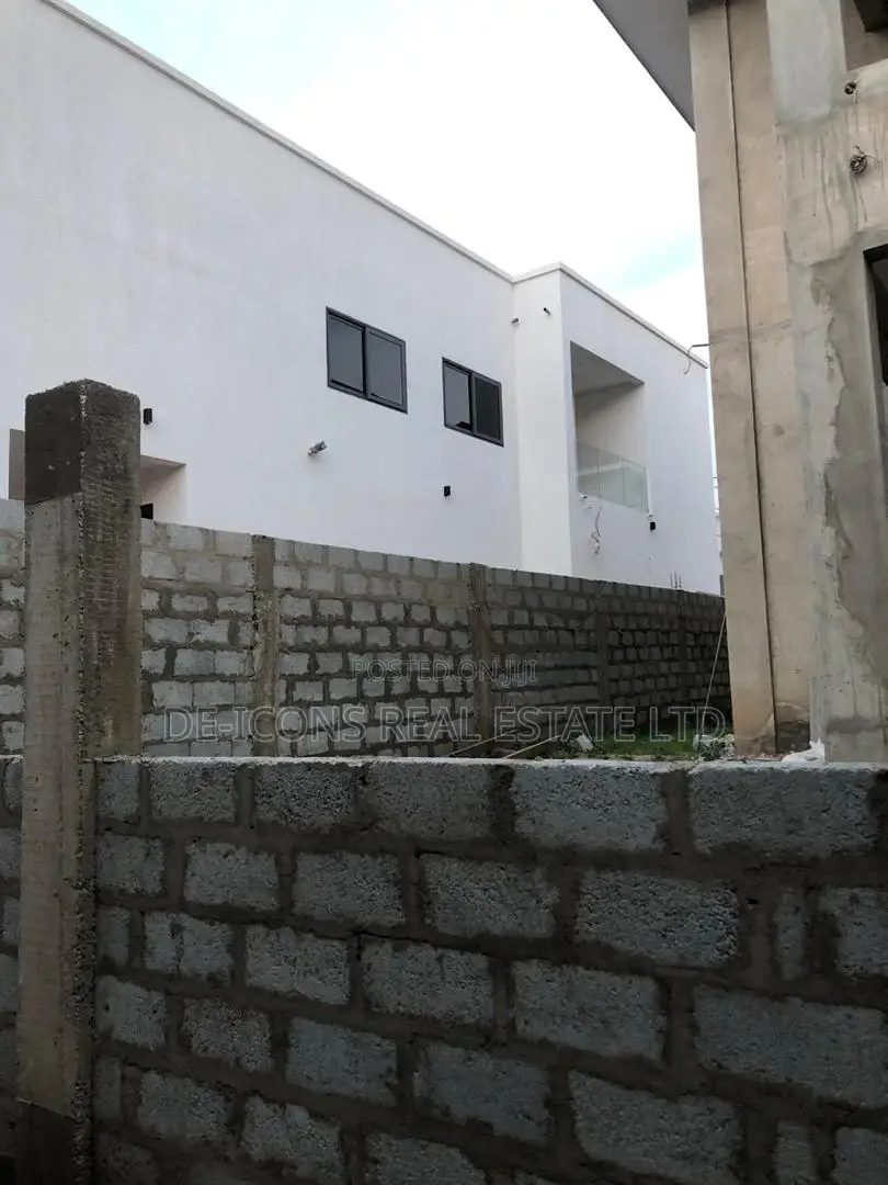 4bdrm Duplex in De-Icons Real Estate, Awutu Senya East Municipal