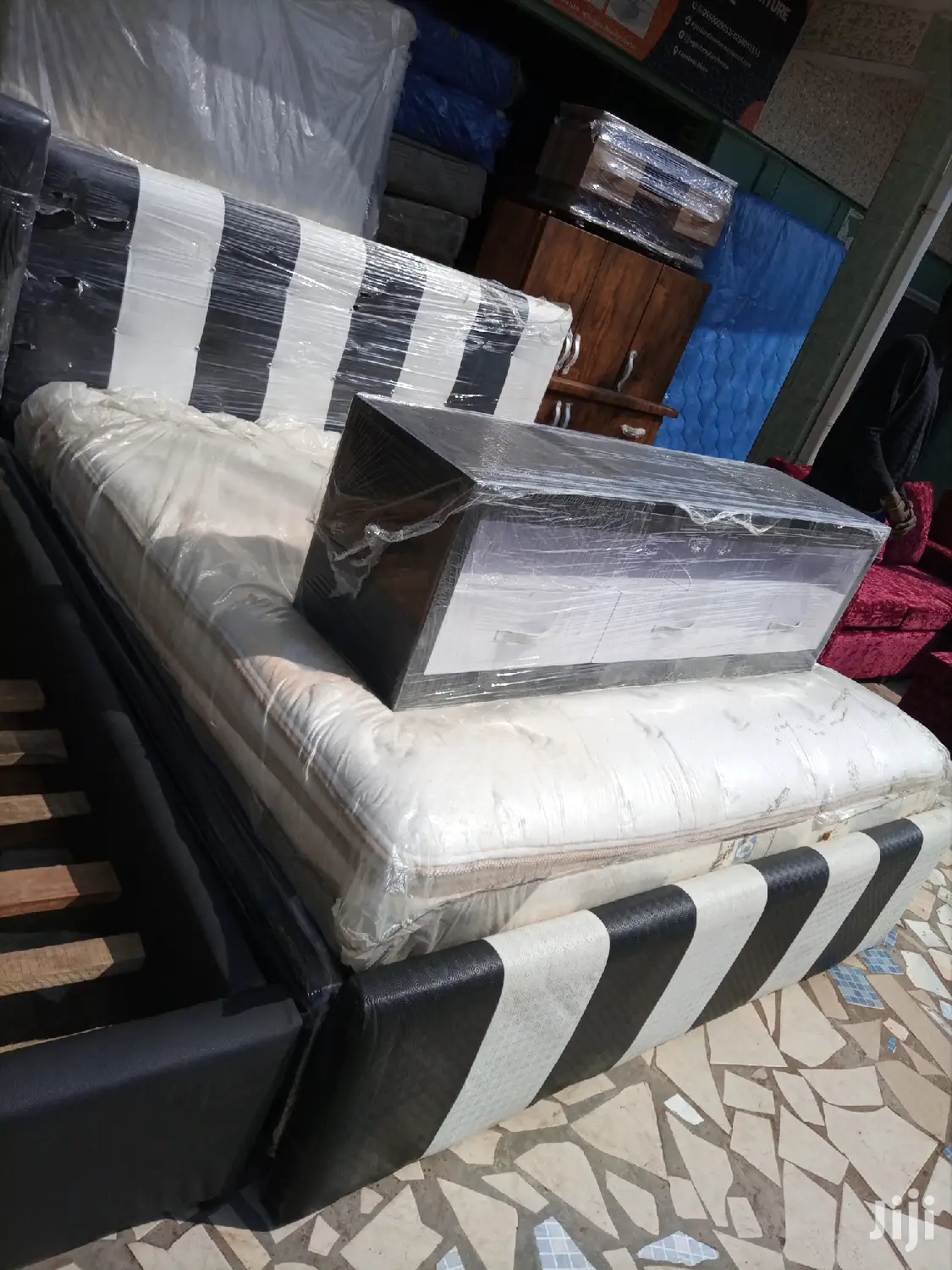 Kingsize Bed Eith Mattress . Promotion