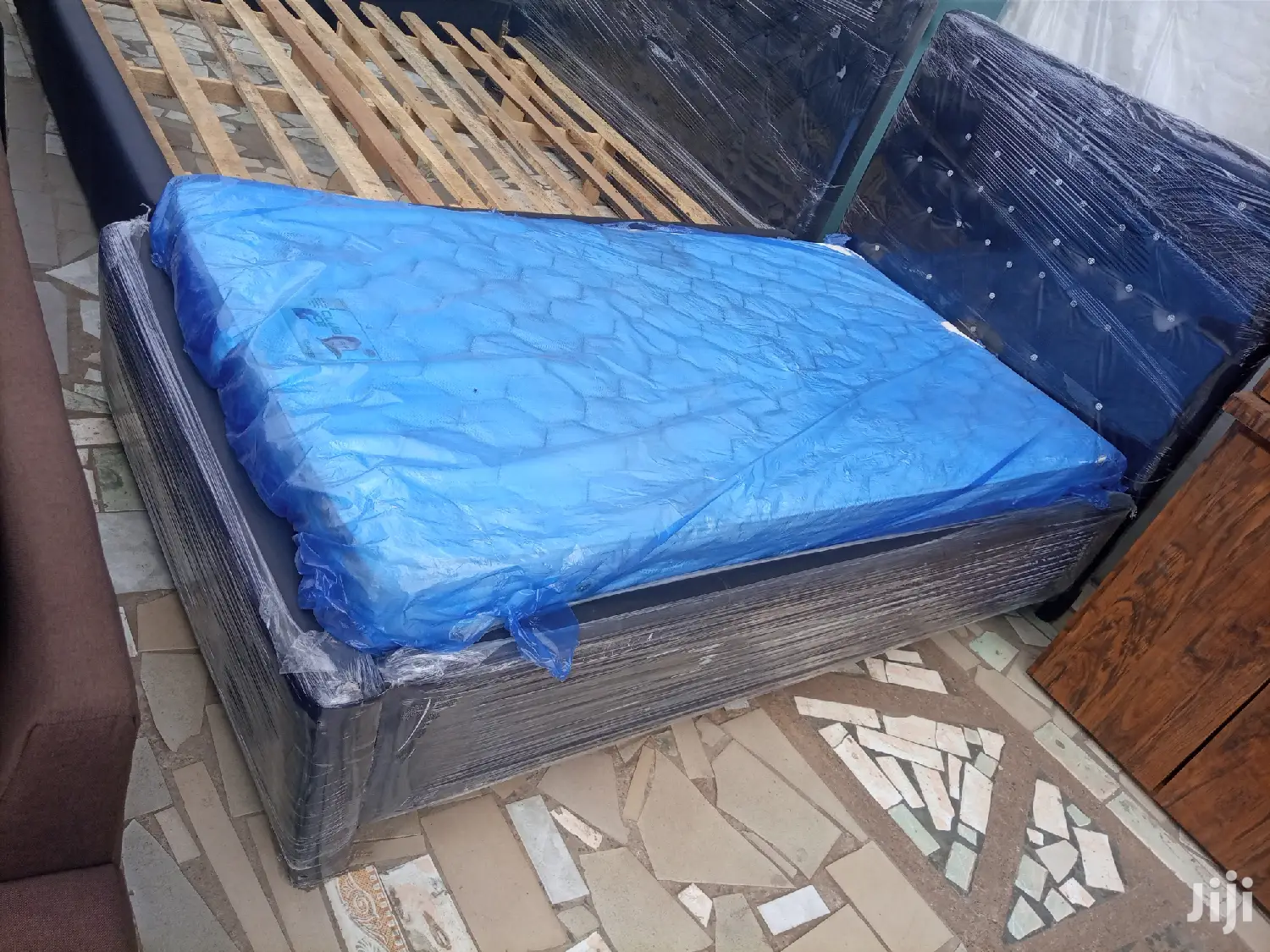 Lovely 11⁄2 Bed With Matress 🖤❤. Promotion