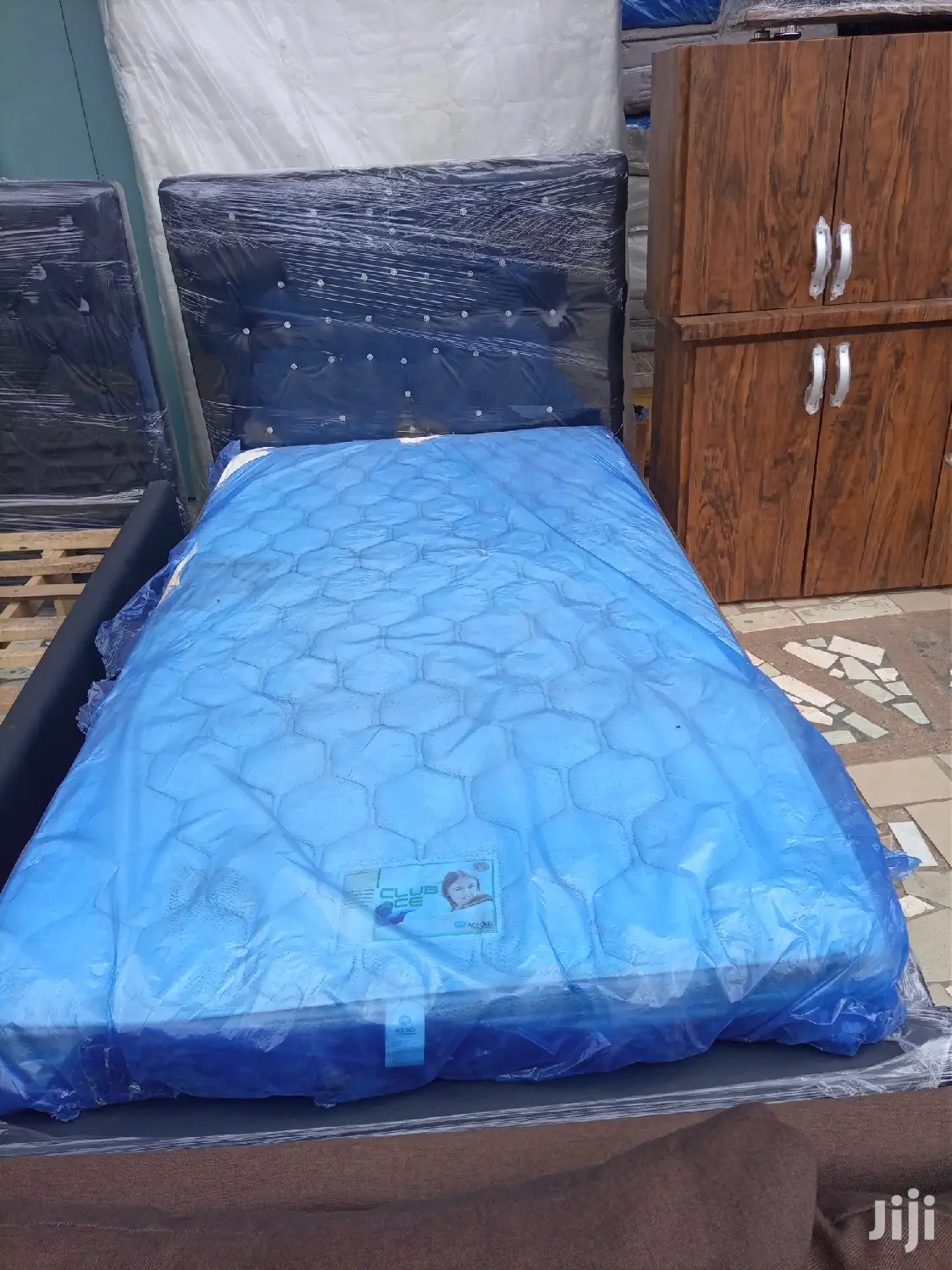 Lovely 11⁄2 Bed With Matress 🖤❤. Promotion