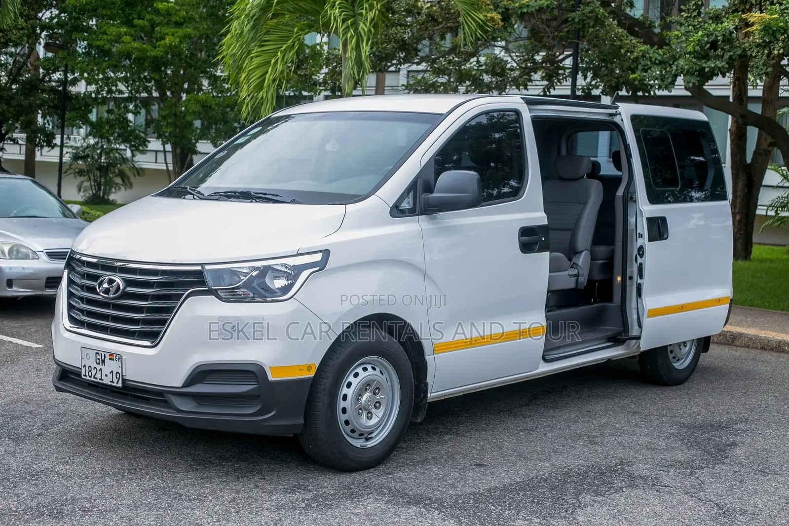 12 Seater Hyundai H1 Bus for Rent