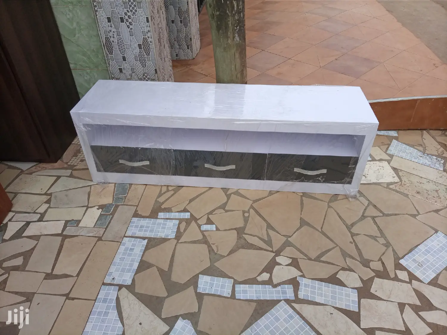 New Ledlight Tv Stand . Free Delivery