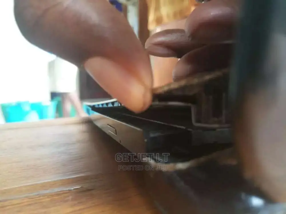 Hinges Of Laptops Repair Instantly And Case Replacement