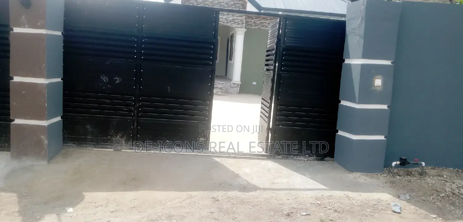 3bdrm House in De-Icons Real Estate, Awutu Senya East Municipal