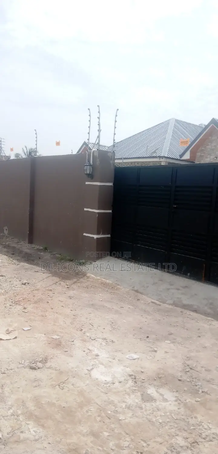 3bdrm House in De-Icons Real Estate, Awutu Senya East Municipal
