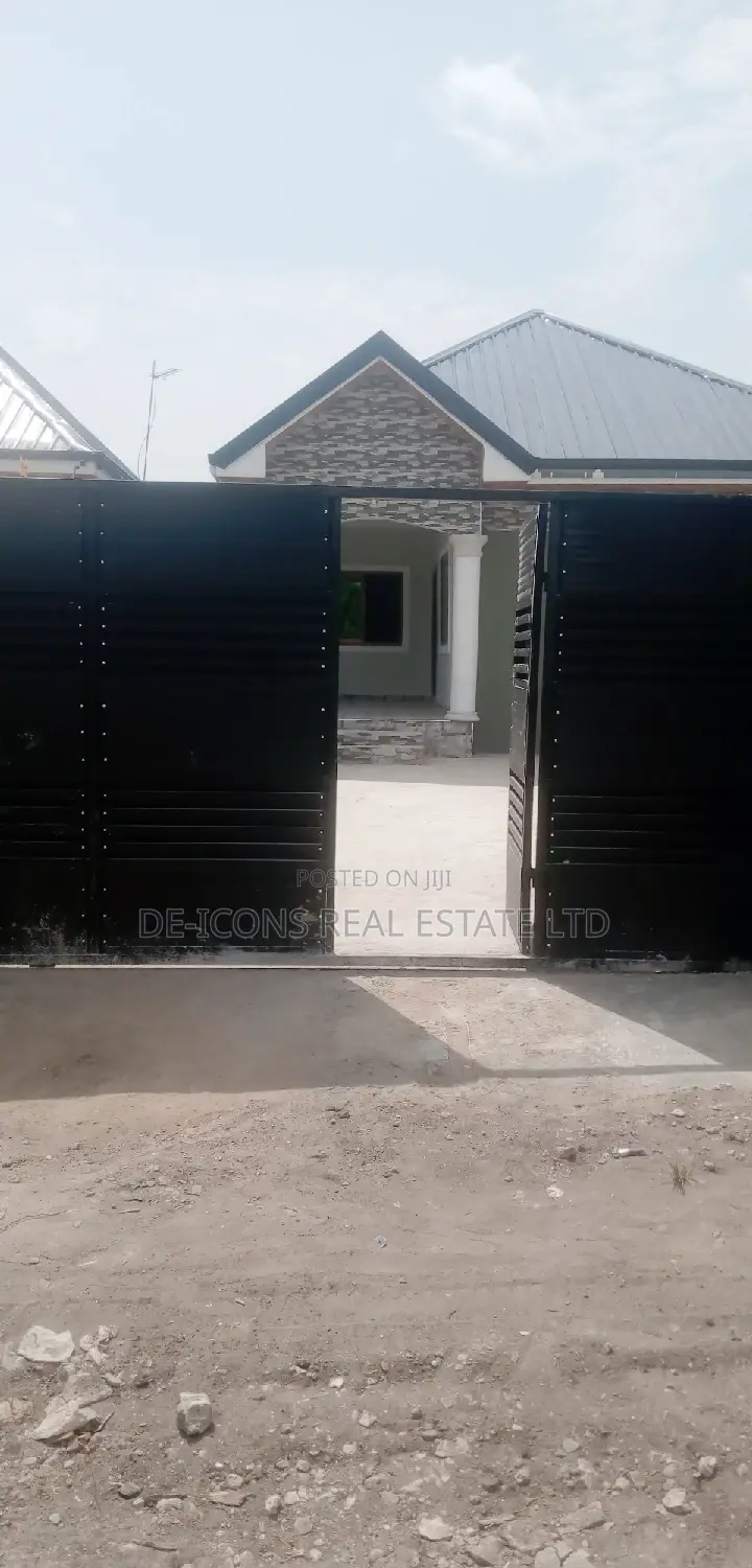 3bdrm House in De-Icons Real Estate, Awutu Senya East Municipal