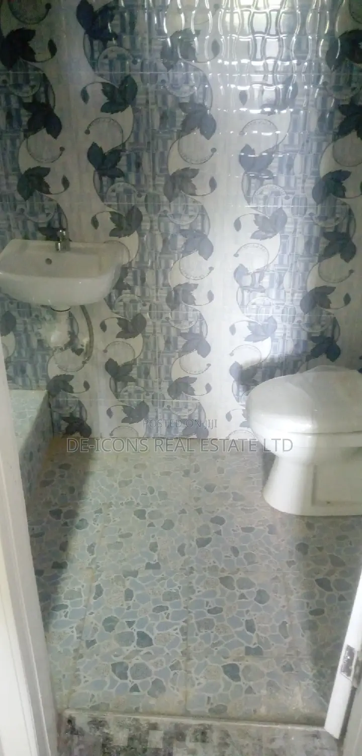 3bdrm House in De-Icons Real Estate, Awutu Senya East Municipal