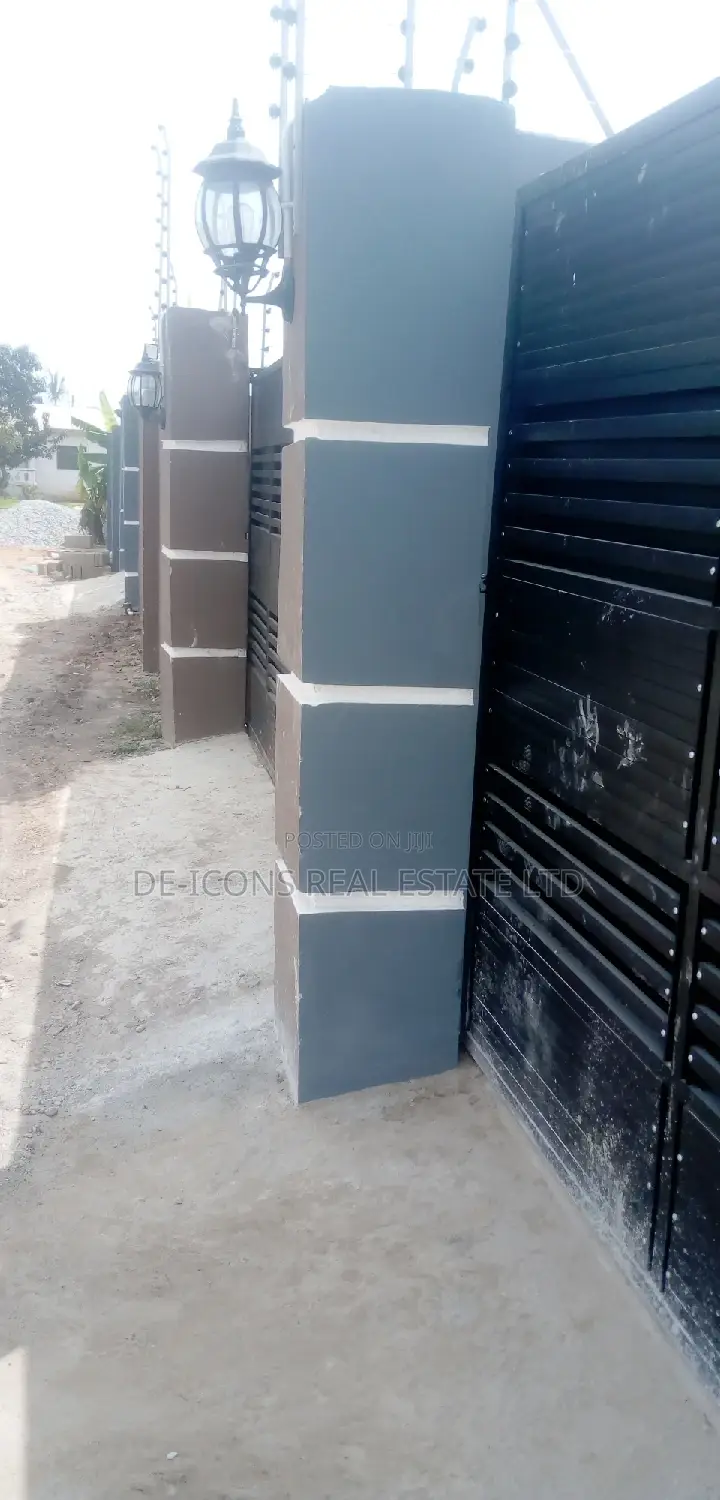 3bdrm House in De-Icons Real Estate, Awutu Senya East Municipal