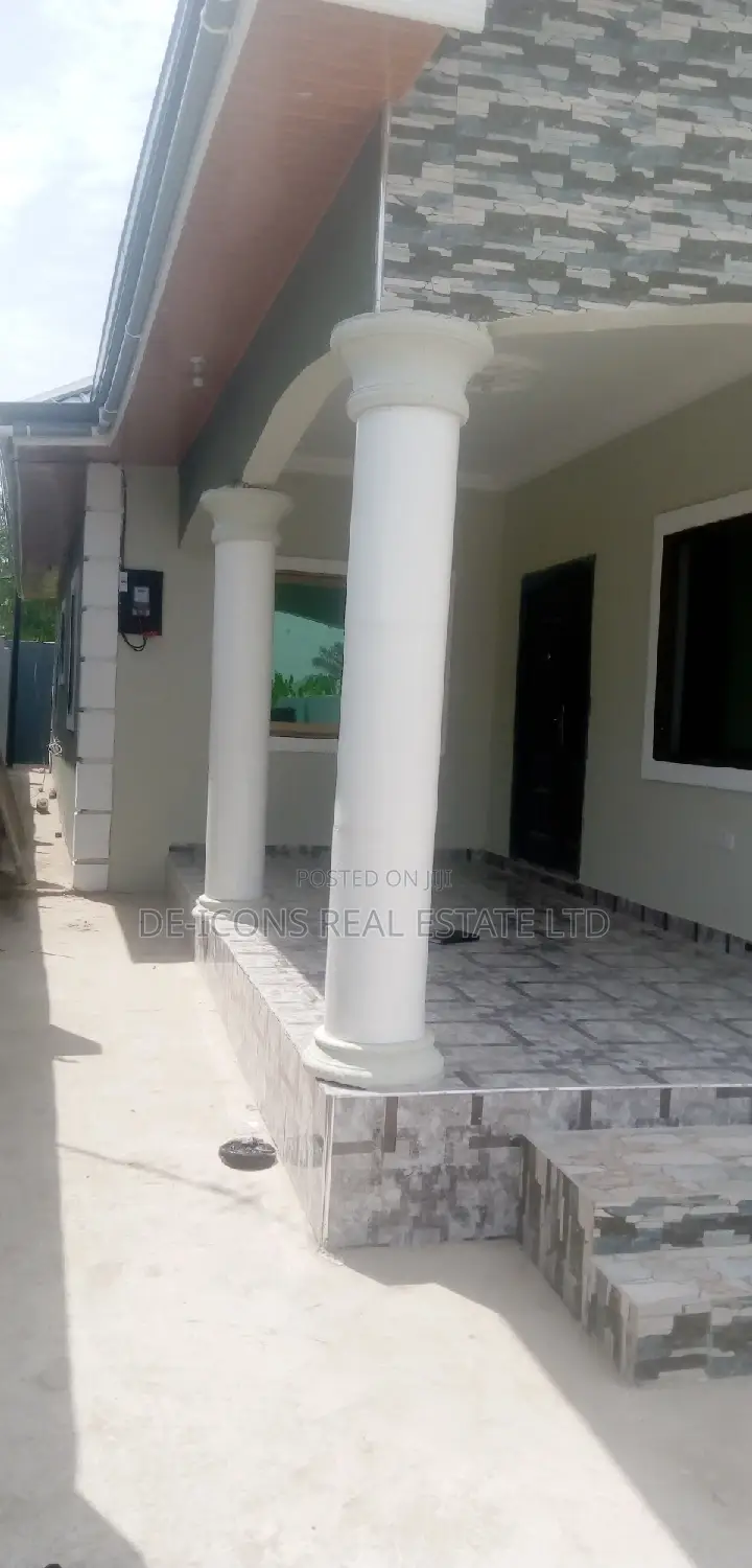3bdrm House in De-Icons Real Estate, Awutu Senya East Municipal