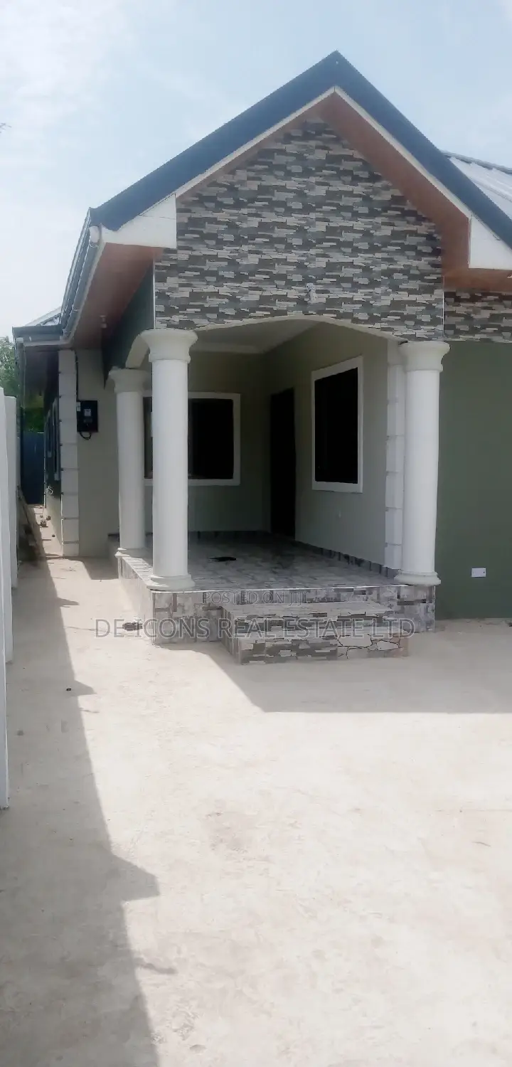 3bdrm House in De-Icons Real Estate, Awutu Senya East Municipal