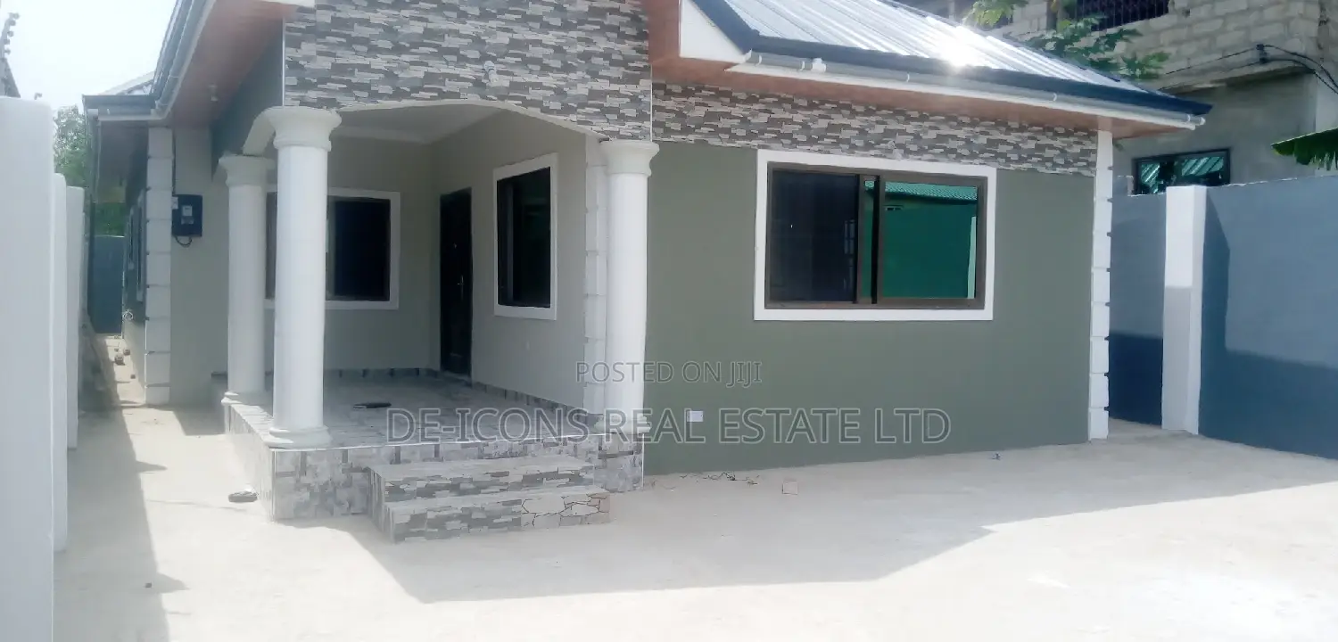 3bdrm House in De-Icons Real Estate, Awutu Senya East Municipal