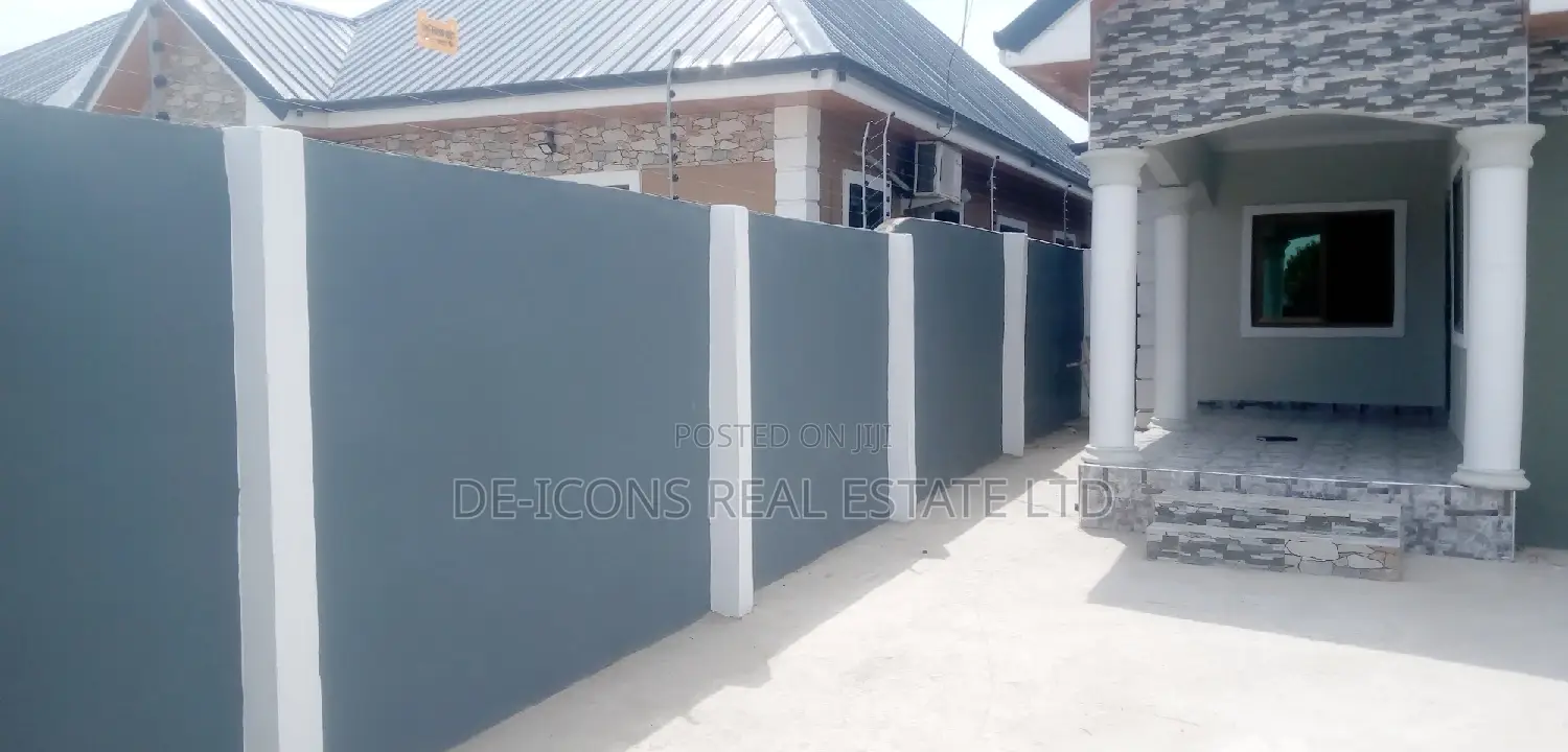 3bdrm House in De-Icons Real Estate, Awutu Senya East Municipal