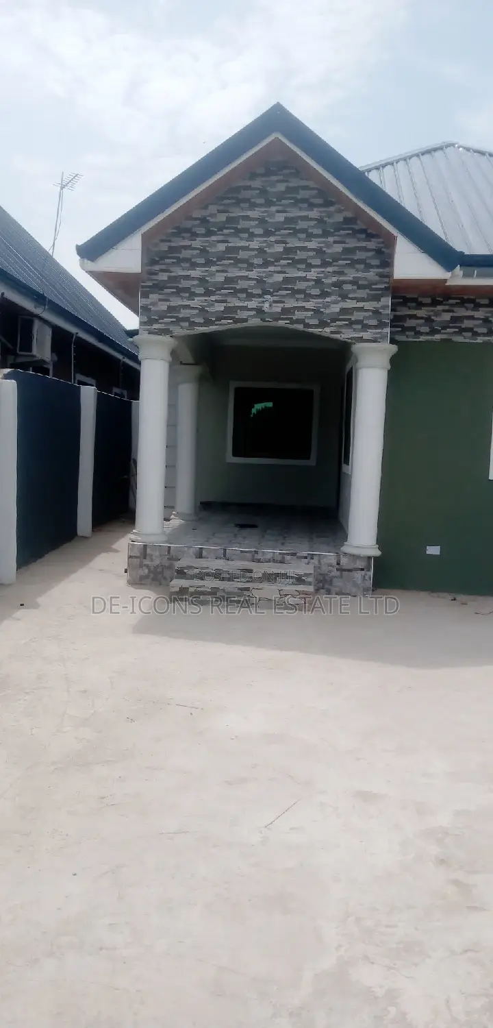 3bdrm House in De-Icons Real Estate, Awutu Senya East Municipal