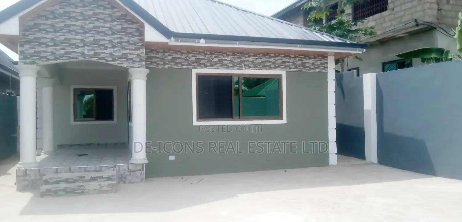 3bdrm House in De-Icons Real Estate, Awutu Senya East Municipal