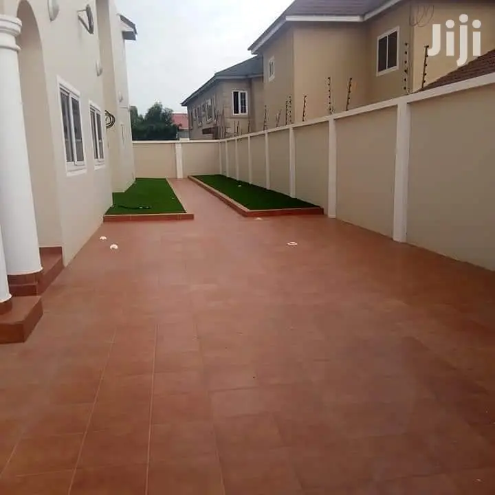 Nice 4 Bedrooms Story Building For Sale Around Trasacco
