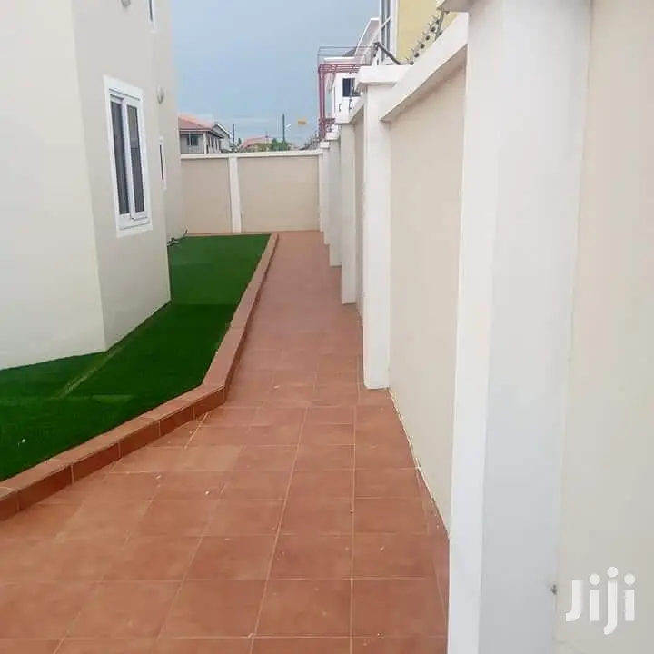 Nice 4 Bedrooms Story Building For Sale Around Trasacco