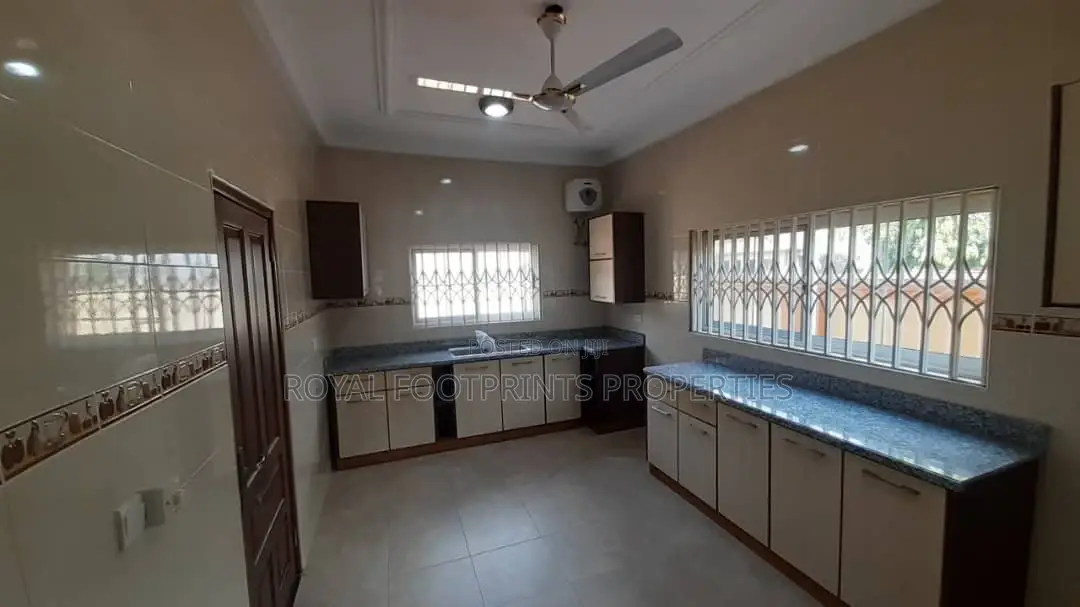 5bdrm House in Agbogba for sale