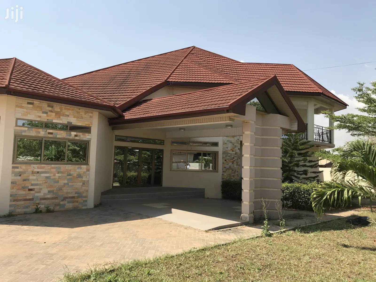 5 Bedrooms House With 1 Bedroom Boys Quarter