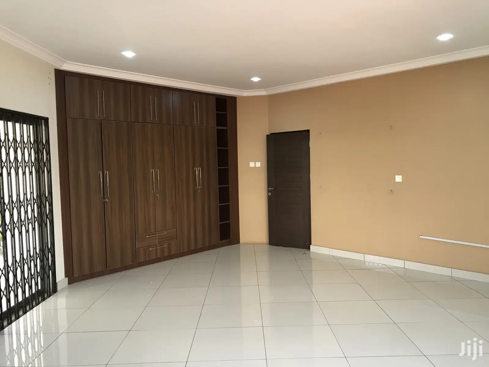 5 Bedrooms House With 1 Bedroom Boys Quarter