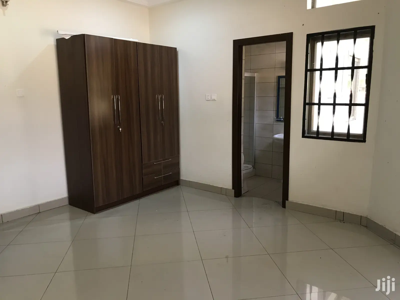 5 Bedrooms House With 1 Bedroom Boys Quarter