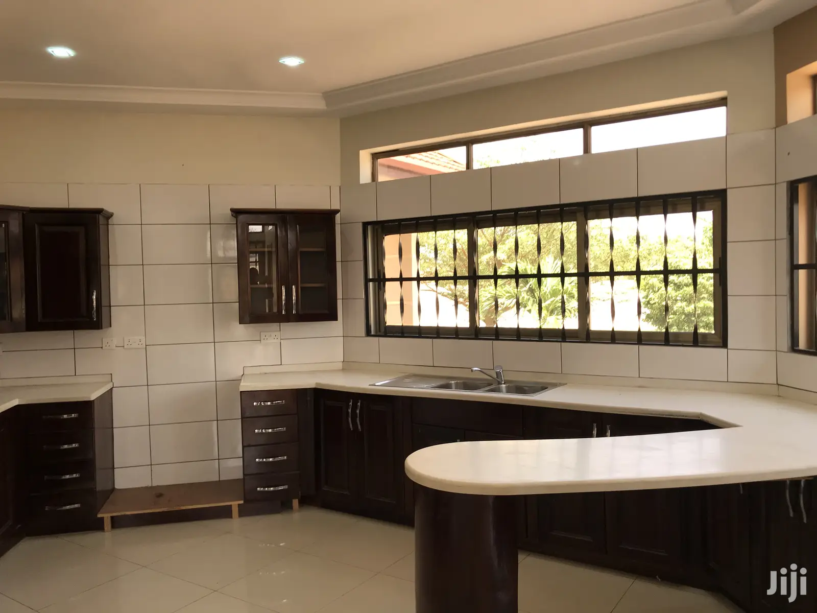 5 Bedrooms House With 1 Bedroom Boys Quarter