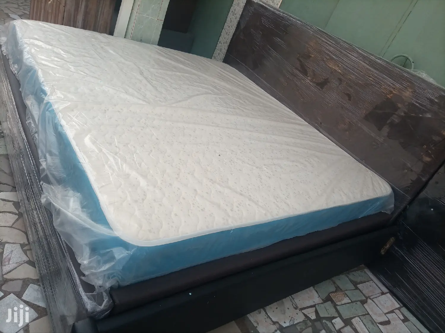 Classic Kingsize Bed With Matress